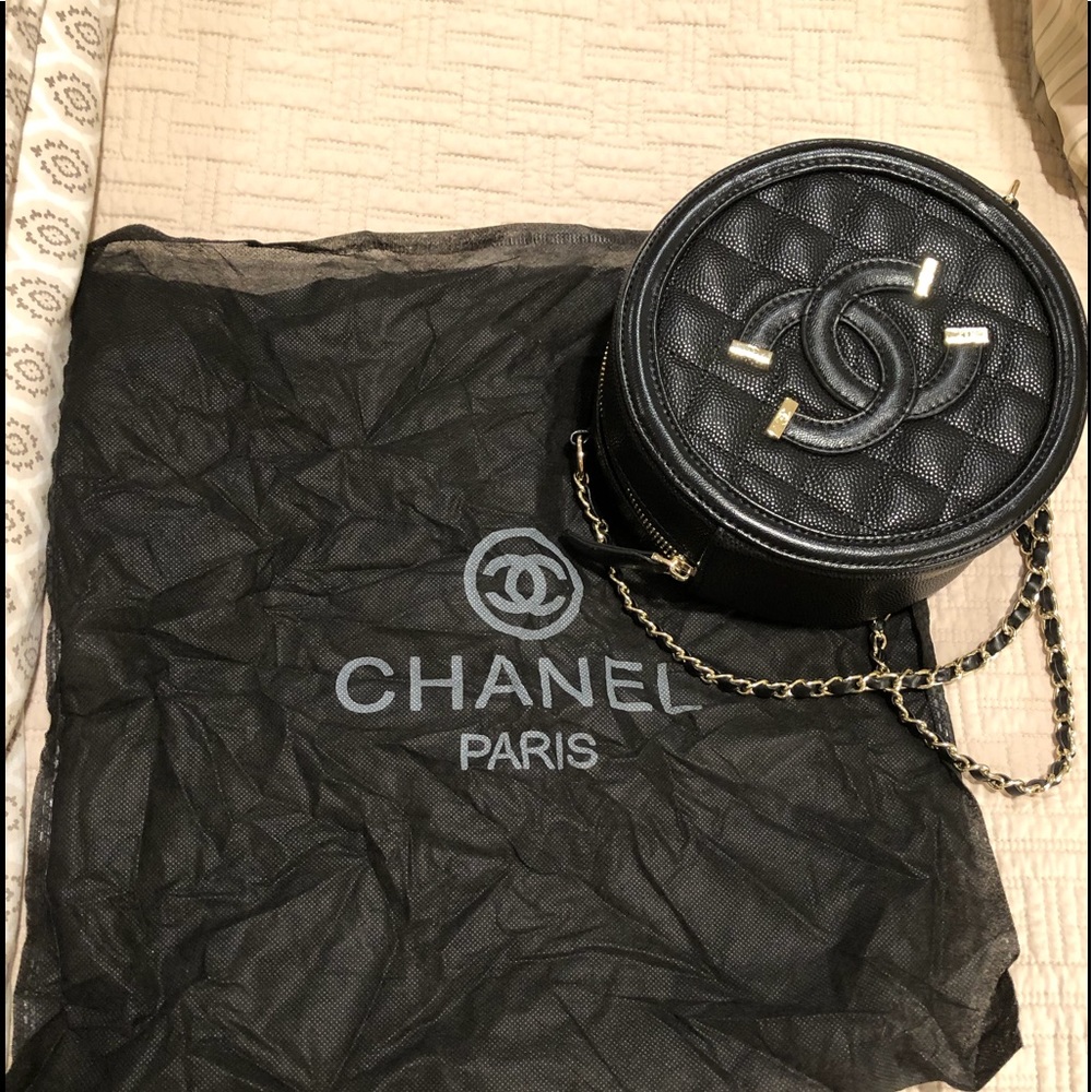 DGNR INSPIRED ROUND LTHR ZIP BAG WITH GOLD CHAIN